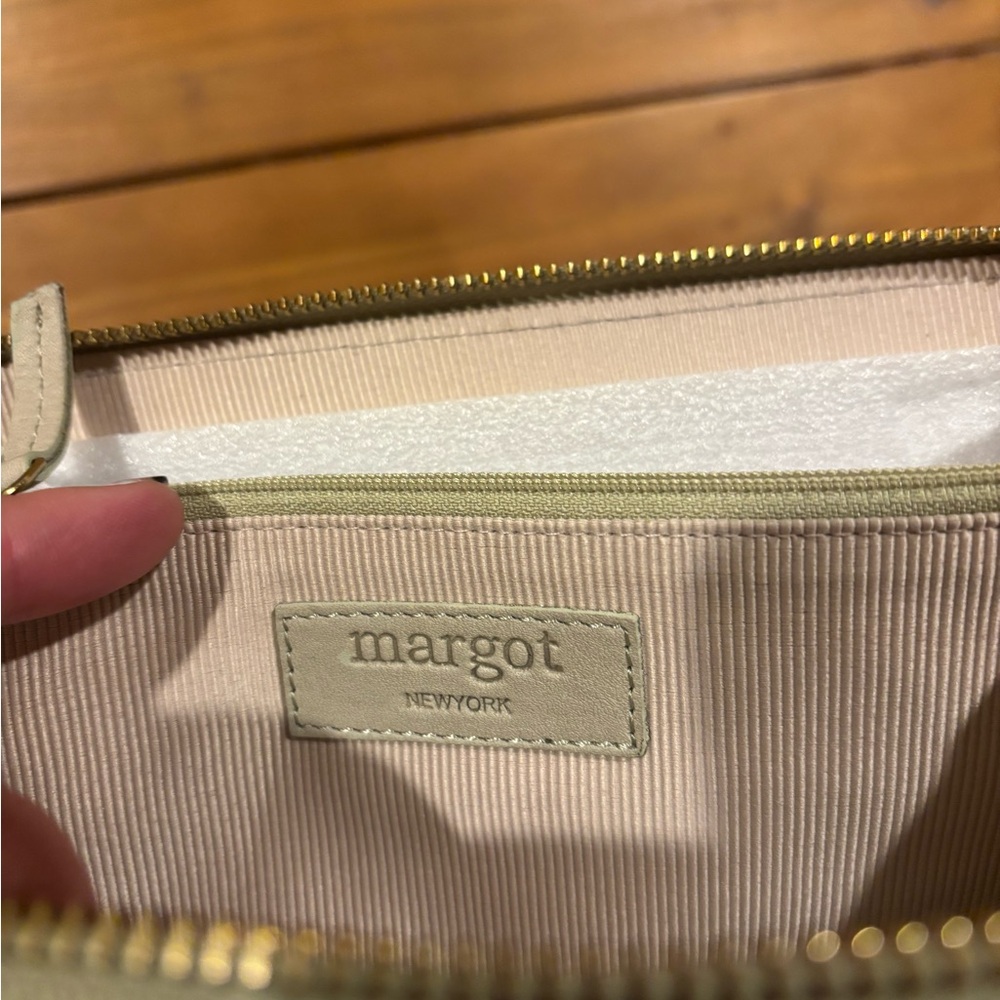 NWT Margot Leather Gabby Single Zip Around Wallet - Picture 2 of 5
